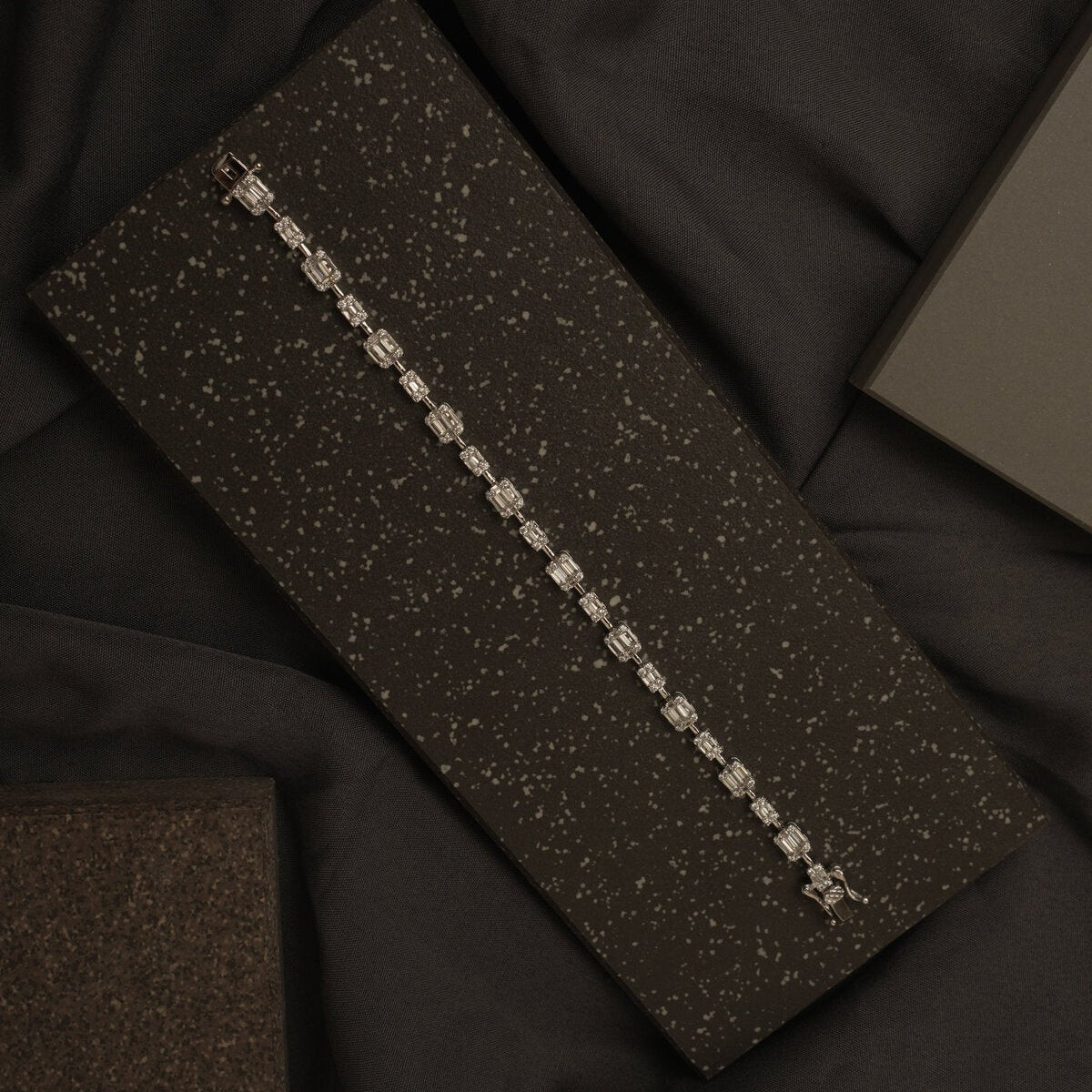 EMERALD SETTING TENNIS BRACELET